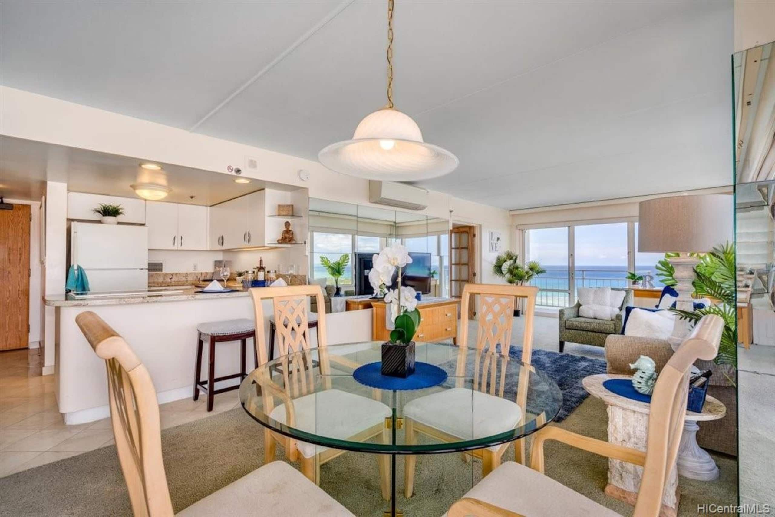 Condo in Honolulu · ★4.7 · 2 bedrooms · 4 beds · 2 baths - Image 16