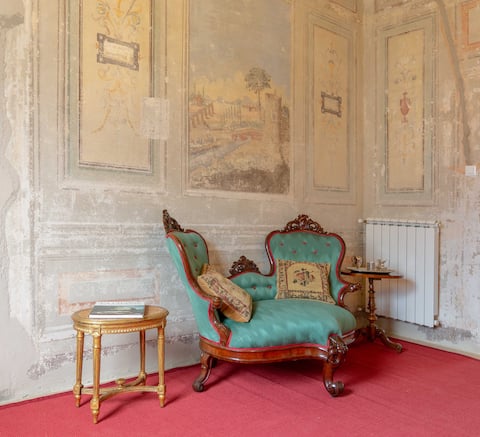 Airbnb con migliori performance: Bohème: Apartment with frescos at Borgo Studiati a San Giuliano Terme