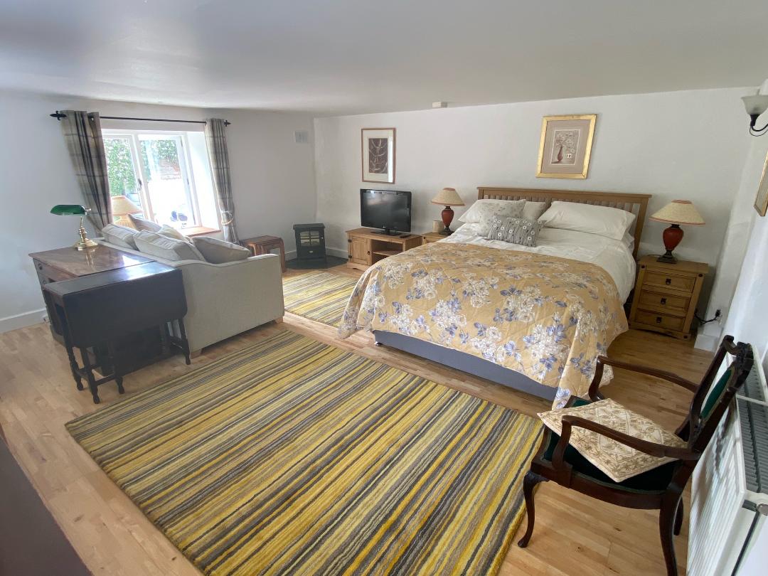 ห้องนอนชั้นล่างพร้อมเตียงคิงไซส์