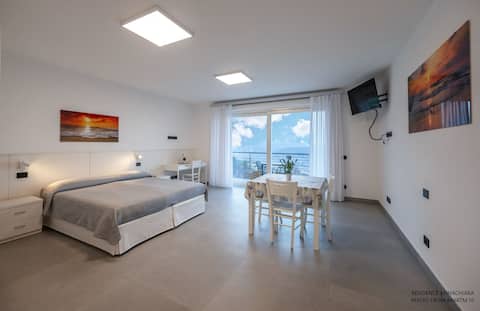 Airbnb con migliori performance: Apartment 7 Annachiara with amazing lake view a Garda