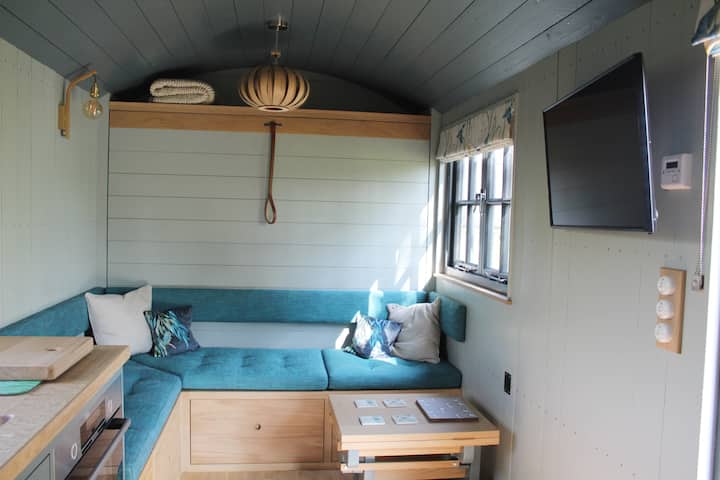 Kingfisher- River Side Hut & Hot Tub - Watchet