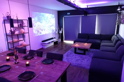 Successful Airbnb property: BIG cinema, jacuzzi,free parking,6min to Antwerp in Antwerpen