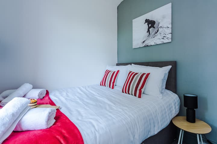 Dormitorio 1: una acogedora cama doble con su propia TV y almacenamiento.