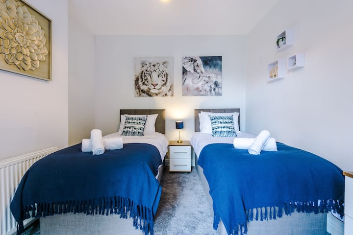 Dormitorio 1: un dormitorio grande con mucho espacio de almacenamiento. Las camas se pueden configurar como dos camas individuales o como una cómoda cama tamaño superking.