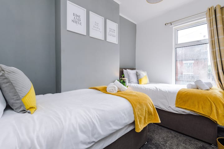 Dormitorio 3: un dormitorio espacioso donde las camas están configuradas como dos camas individuales.