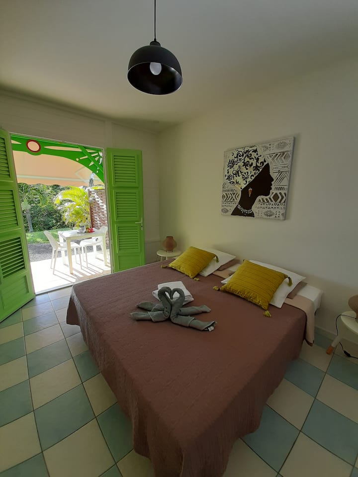 Vaša izba s priamym prístupom na súkromnú terasu, kde sa nachádza vybavená kuchynka. 
Prístup do záhrady.