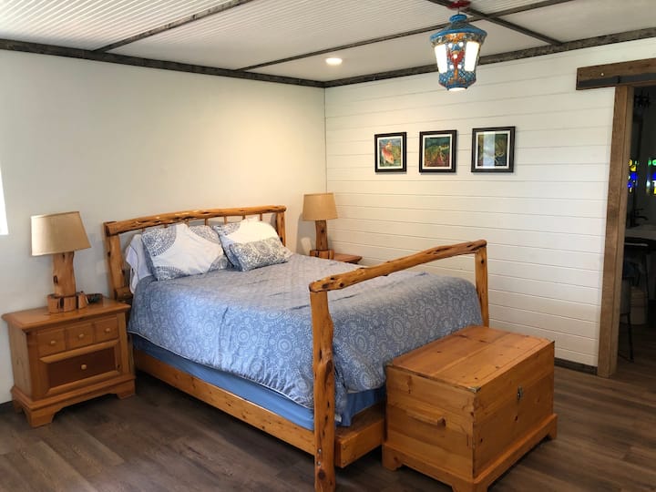 Cedar Bed kupljen je s ranča .