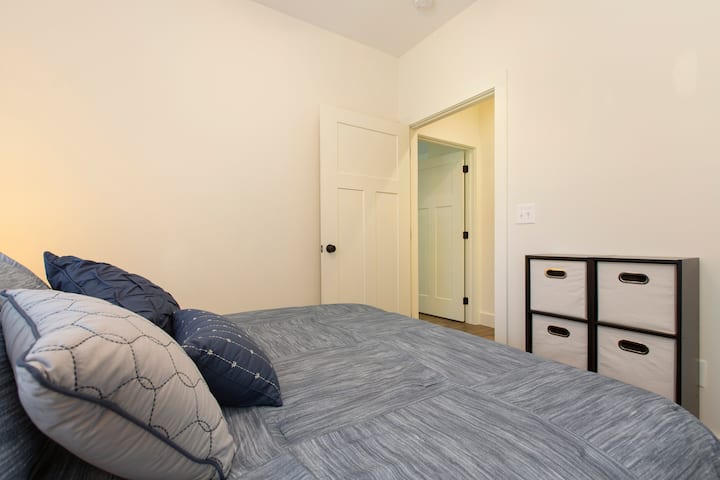 This is the middle guest bedroom.
