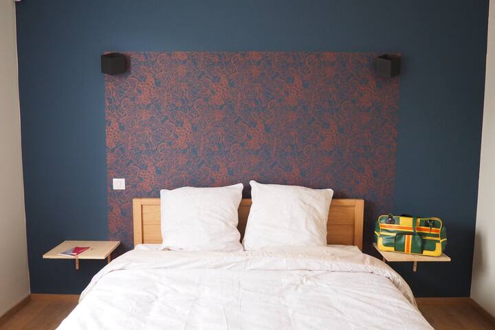 Dhomë gjumi2 me krevat 160 x 200 cm, dollap, tavolinë dhe ajër të kondicionuar.