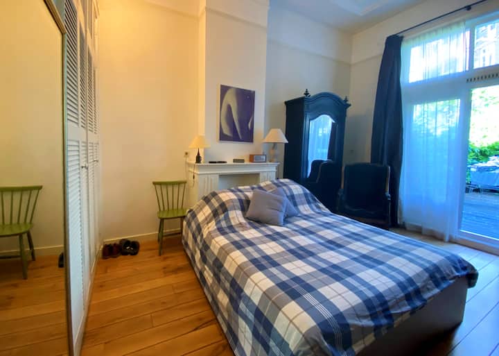 חדר שינה 1 בחלק האחורי של הבית. 
המיטה היא בגודל ‎ 160 X 200 CM (QUEEN )‎