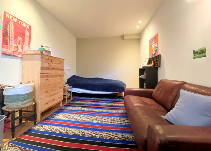 בקומה אחת למטה תמצאו חדר שינה אחר. המיטה היא בגודל ‎ 120 X 200 CM (עם שתי מיטות יחיד)