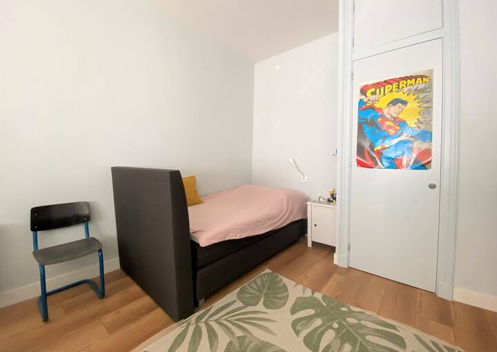 וחדר שינה שלישי ממש מעל לחדר שינה 2. המיטה היא בגודל ‎ 120 X 200 CM (עם שתי מיטות יחיד)