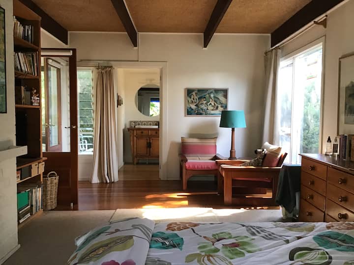 Retiro para padres. Cama queen, sala de estar,TV y baño privado .