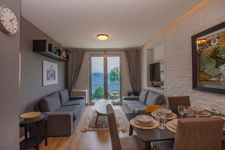 Modern Waterfront Apt. with a Striking View