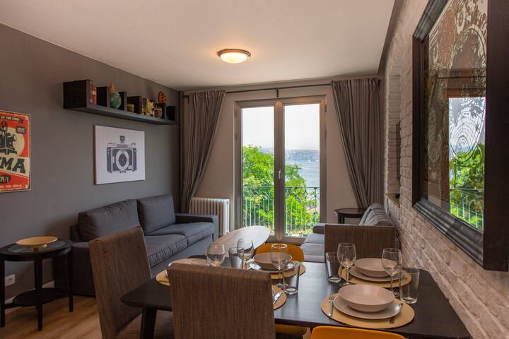 Modern Waterfront Apt. with a Striking View gallery image 4