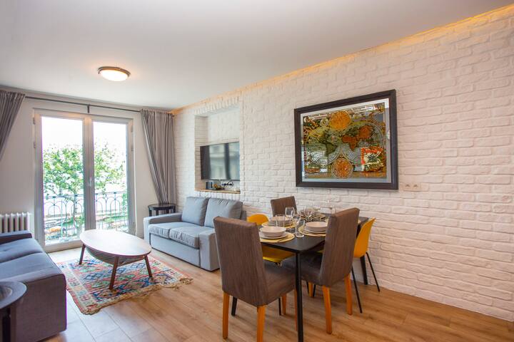 Modern Waterfront Apt. with a Striking View gallery image 3