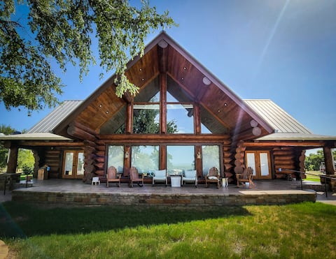 Cabin w/River Views Amazing Poolside Bar + Kitchen