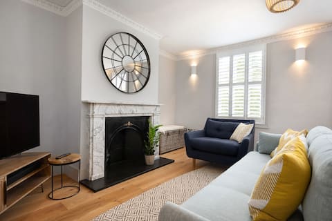 Top Airbnb: Beautiful Henley apartment w/ secure gated parking in Henley On Thames