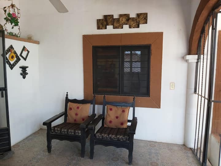 Дневна соба  со  две фотелји, столови и маса .