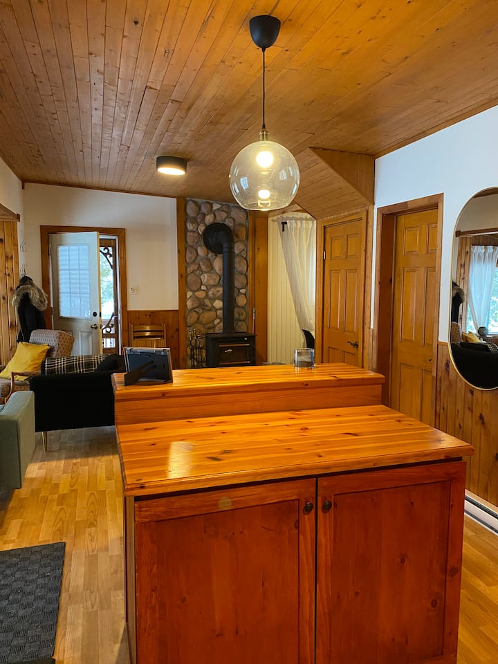 Cozy Cottage On Pristine Private Lake - Val-des-Monts
