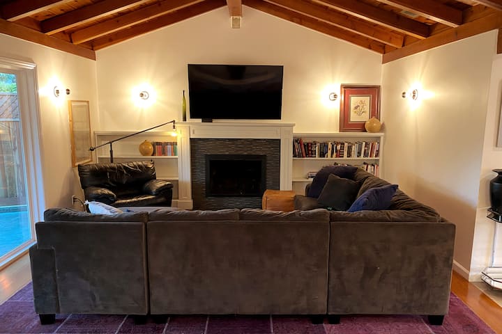Modern 3 Bd/2 Bath Woodland Hills Home, Huge Yard - Calabasas, CA