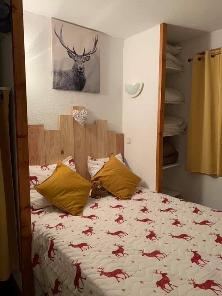 Спалня 1 с двойно легло 140 см, телевизор, часовник радио: ЗАБЕЛЕЖКА: НЕ Е ОСИГУРЕНО СПАЛНО БЕЛЬО