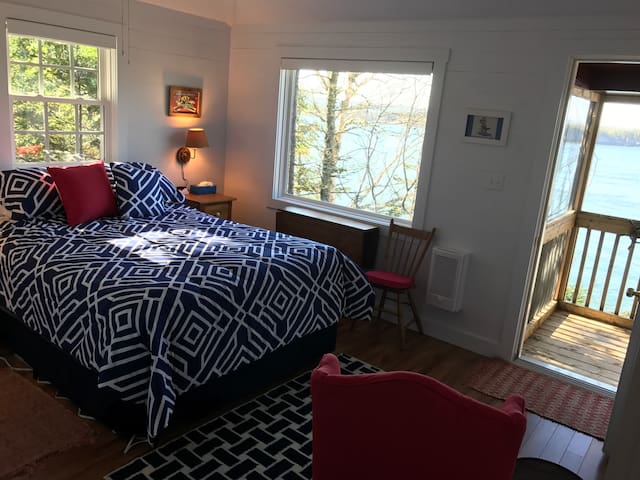 Whale of a View Oceanfront Cottage! Amazing views! gallery image 3