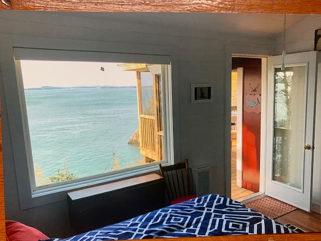 Whale of a View Oceanfront Cottage! Amazing views! gallery image 4