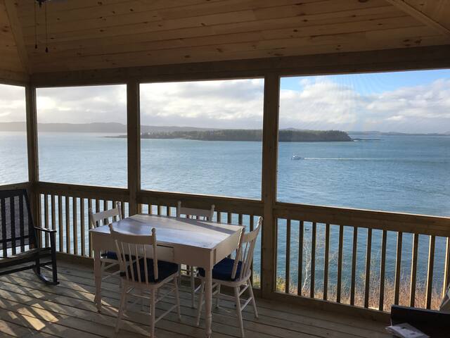 Whale of a View Oceanfront Cottage! Amazing views! gallery image 5