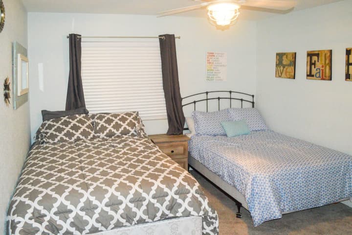 Dormitorio 2 en la planta superior con una cama tamaño queen y camas completas.