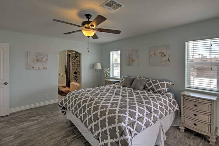 Dormitorio principal con cama king, baño adjunto y acceso al patio.