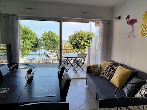 Popular Airbnb listing: T2 SEA FRONT FREE AND CLOSED PARKING. BEACH in Vallauris