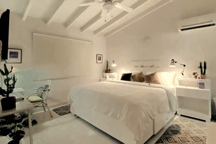 חדר 2 - מיטת קינג סייז, מצעי כותנה טהורים ומגיני כריות של Evolon.
חלל עבודה ונוף למרפסת הקדמית.