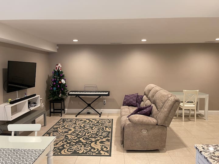 Newly Renovated 1 Bedroom Suite W/private Entrance - Lowell, MA