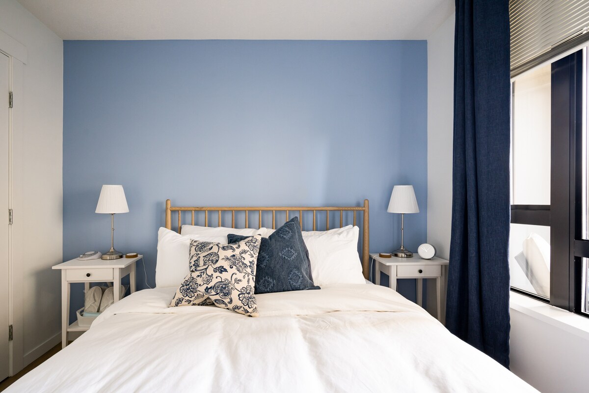 ห้องนอนที่ผ่อนคลายพร้อมที่นอนเทมเปอร์เปดิกควีนไซส์และม่านทึบ