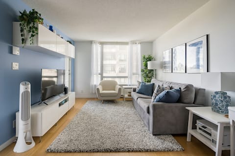 Top performing Airbnb: Bright modern condo, steps to harbour w/ parking in Victoria