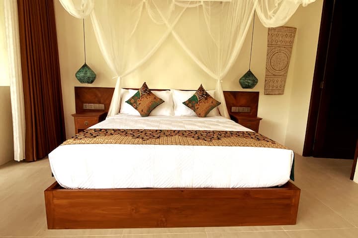 "Wonderful staff and quiet location just off of the main road. Highly recommended!" 5-Stars, Kristy.  Pic: King bed with firm mattress and plush mattress topper. Jungle views while lounging in bed!