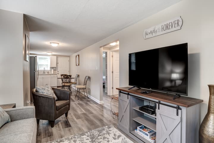 Newly Remodeled Cheerful Home Centrally Located - Asheville, NC