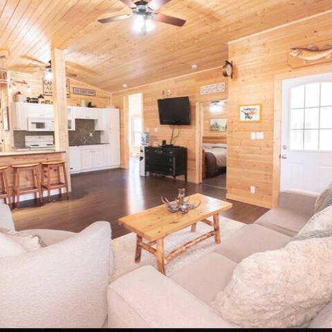 4 season cabin in beach town with hot tub