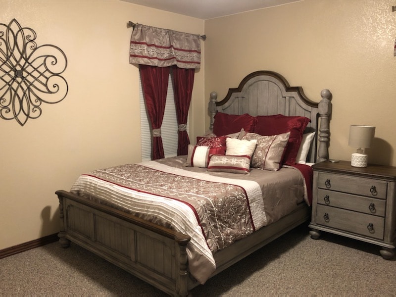 Chumba cha 3 cha kulala na kitanda cha malkia na kabati la nguo.  Chumba hiki kina bafu la pamoja!