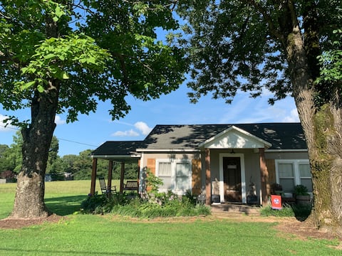 Country Cottage Home on 2 Acres Close to UTM