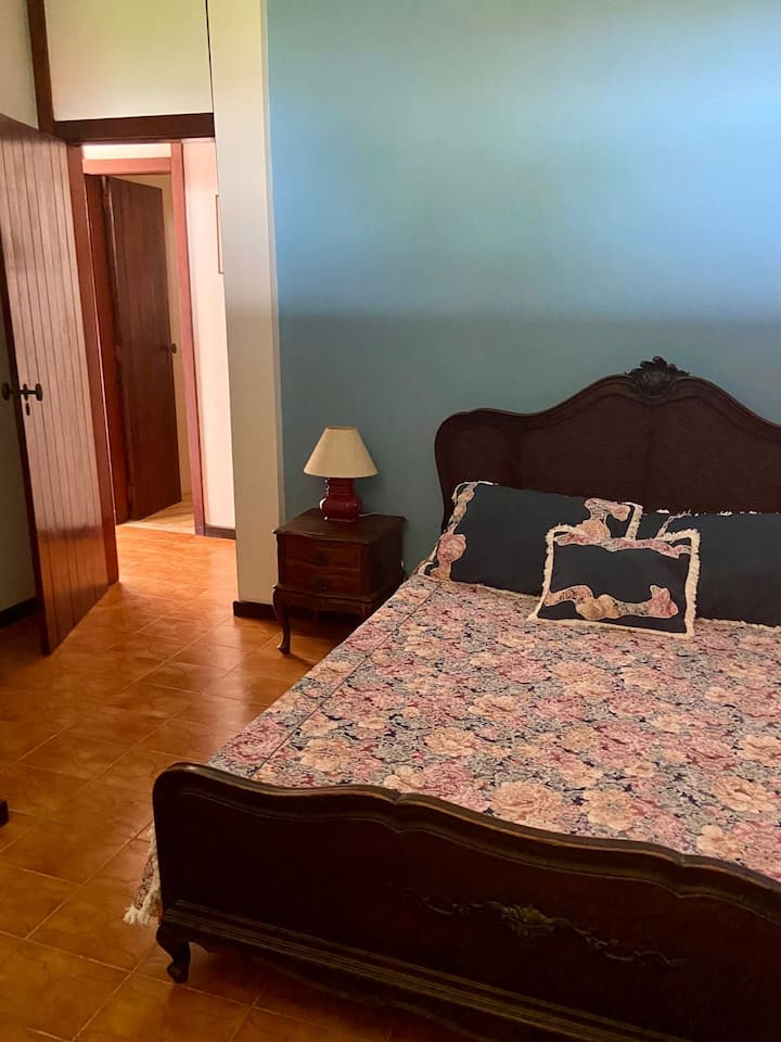 Suite avec lit double, ventilateur de plafond et climatiseur.