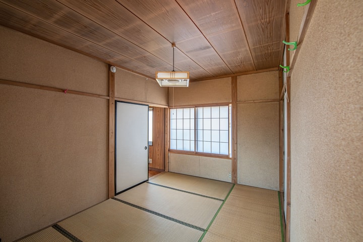 2Ｆ手前の和室（寝室）です。