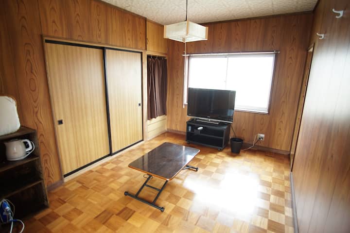 和室と和室の間に位置する専有リビングです。
7名以上のご宿泊の場合にはここに布団を敷いてのご就寝となります。
