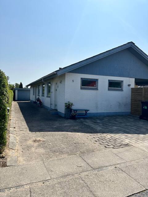 Coastal charm, close to shops, town and nature.