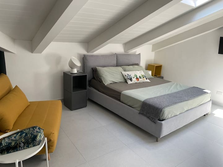 Ნათელი საძინებელი, რომელიც ციხესიმაგრეს გადაჰყურებს.  Კომფორტული და მყუდრო, მთელი სივრცითა და კომფორტით შესანიშნავი დასვენებისთვის. 