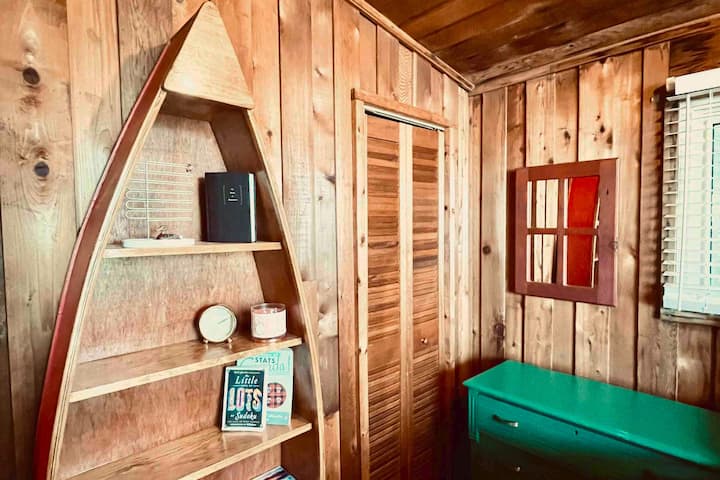 La chambre avec vue sur le lac ne serait pas complète sans la bibliothèque en forme de canoë fabriquée localement