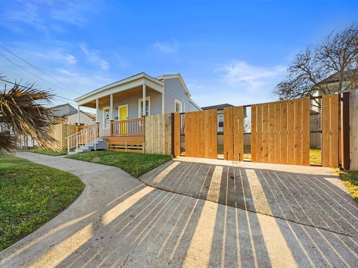 Cheerful 2 Bedroom Bungalow Has On Site Parking