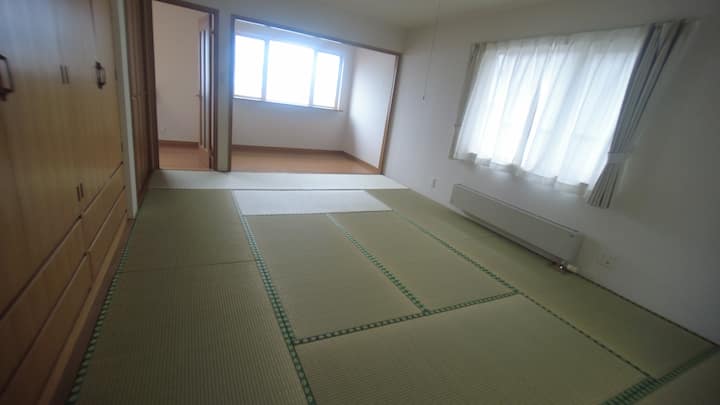 Large tatami room with ocean view