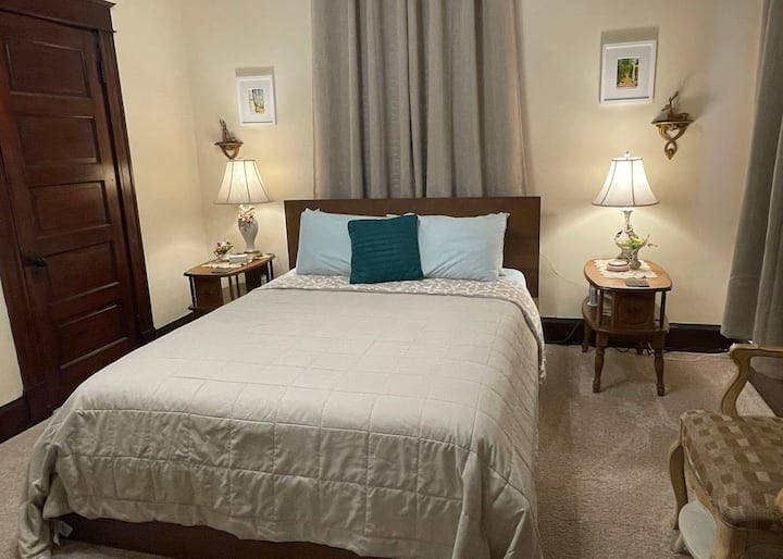 Chumba cha kwanza cha kulala
Kila chumba cha kulala kina kitanda cha malkia. Bandari nyingi na taa za USB zilizowekwa kwenye kila kitanda, mito 4, blanketi la ziada, kikapu cha taulo na vifuniko vya giza vya chumba pamoja na jalada la ukubwa kamili, kabati lenye viango na viti vya kupumzika.